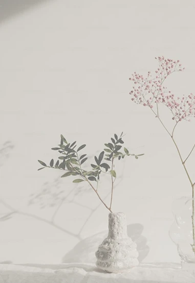 Ruce matky s miminkem - symbol péče a lásky